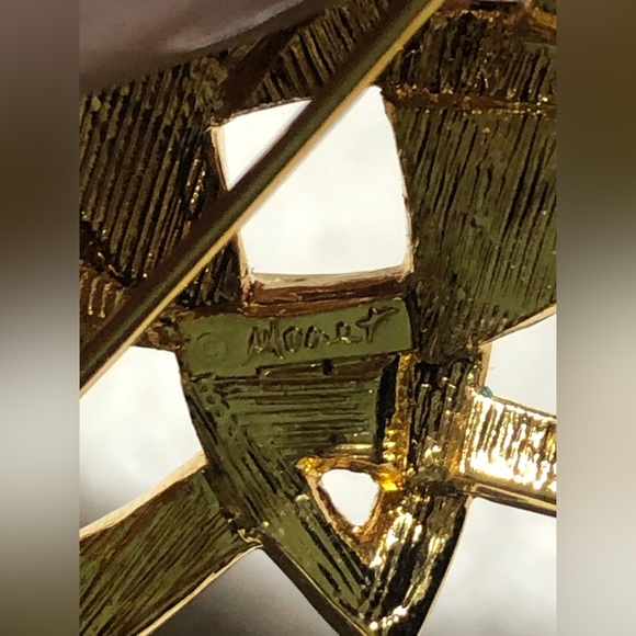 Vintage Gold Tone Signed Monet Star Pin with Clear Rhinestones MCM Brooch - Picture 3 of 5